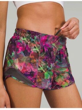 Lululemon Hotty Hot Low-Rise Lined Short 2.5” in Vivid Floral Tone Multi Size 4